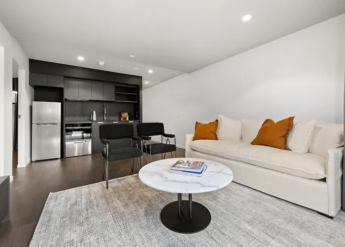 Sophisticated Inner-City 2-Bed With Outdoor Dining