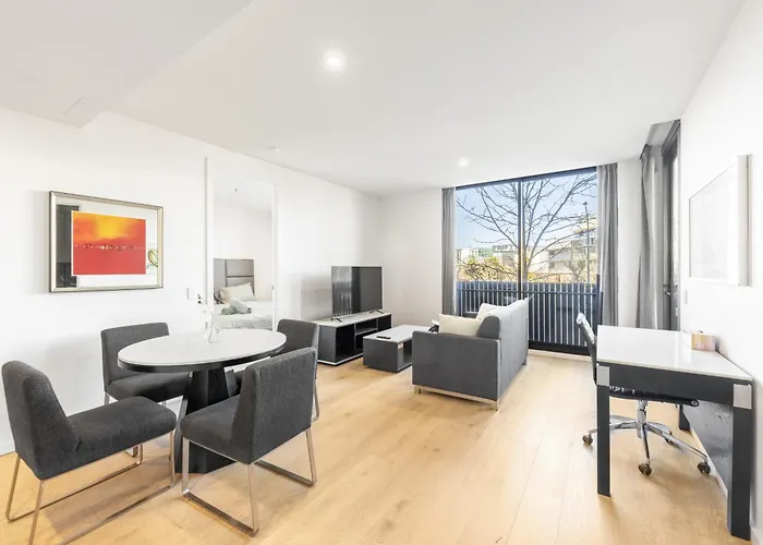 Central Located 2 Bedroom Apartment In Canberra With Parking