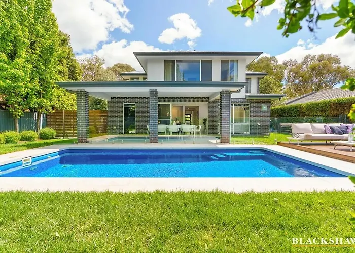Inner City Oasis In Oconnor - With Heated Pool