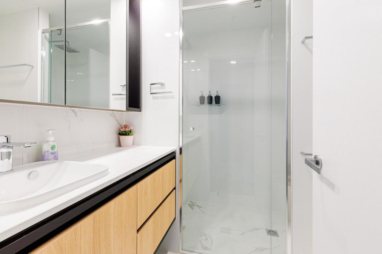 Top Floor With Lake View New Apt 2bds 1csp Heart Of Cbr And Casino Enjoy Welcome Gift Apartment Canberra