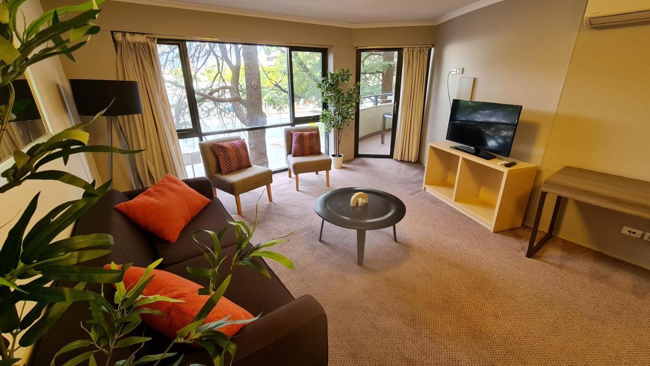 1br Executive In Centre