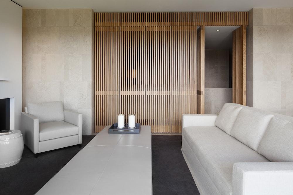 Realm Hotel 5*