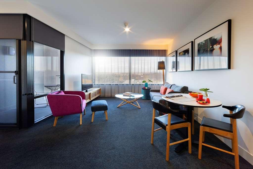 East And Hotel Camberra