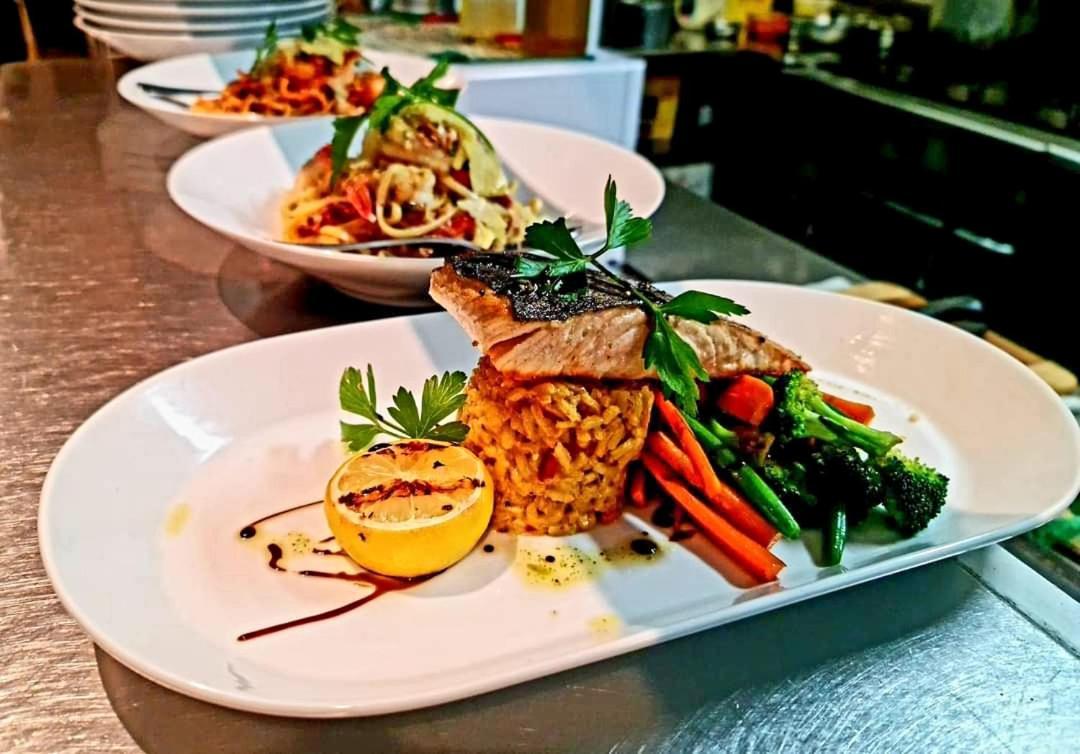 Qure Restaurant And Bruce Apartment