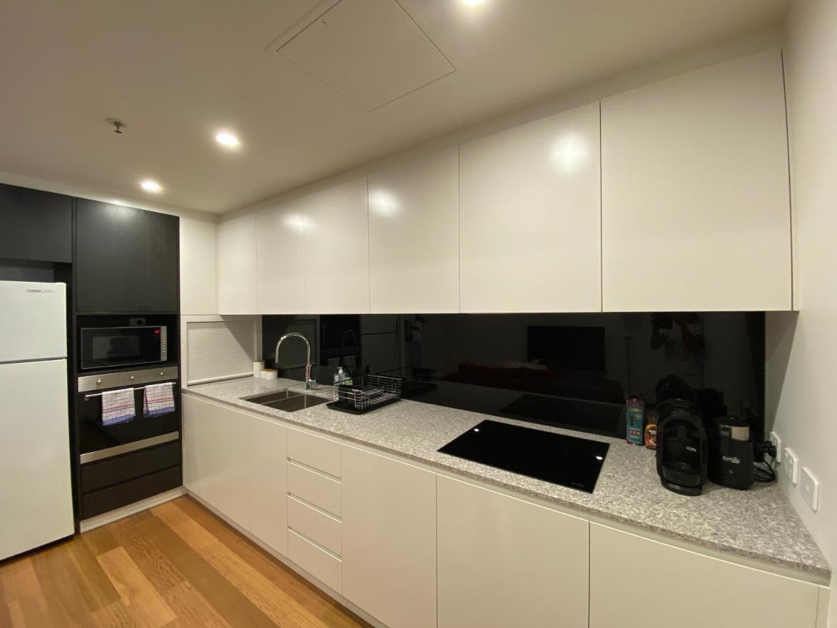 New 2 Bed 2 Bath Apt At The Heart Of - 2 Car Spaces Apartment Canberra