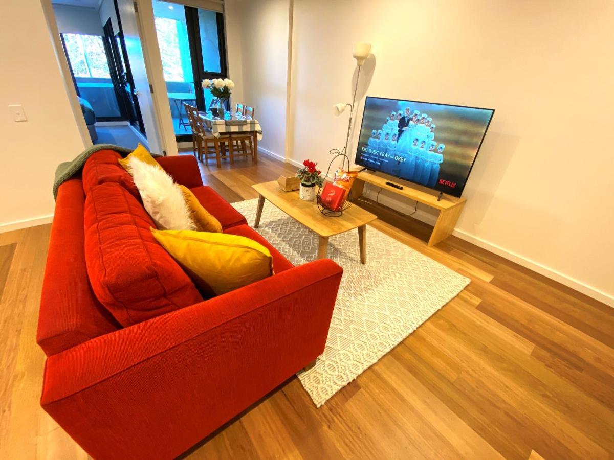 New 2 Bed 2 Bath Apt At The Heart Of - 2 Car Spaces Apartment Canberra