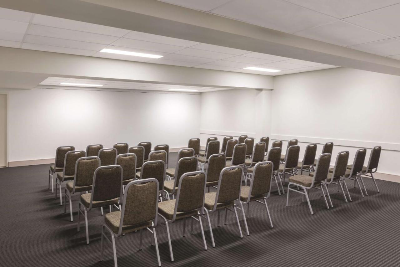 Adina Serviced Kingston Aparthotel 3*