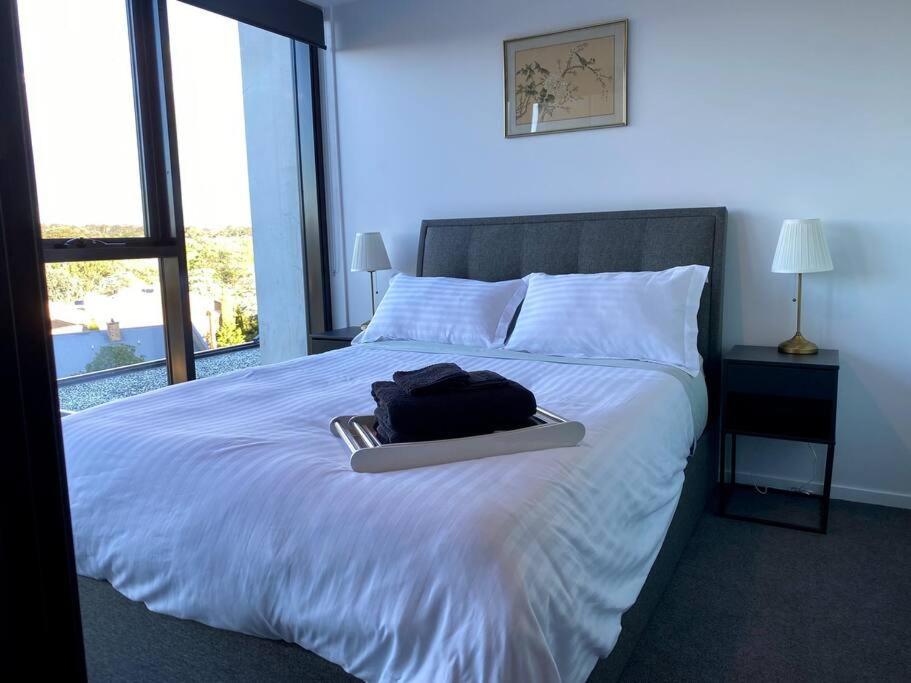 Apartment With Study And Full Amenities Including Parking Canberra