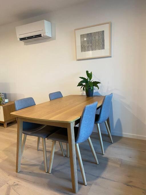 With Study And Full Amenities Including Parking * Canberra