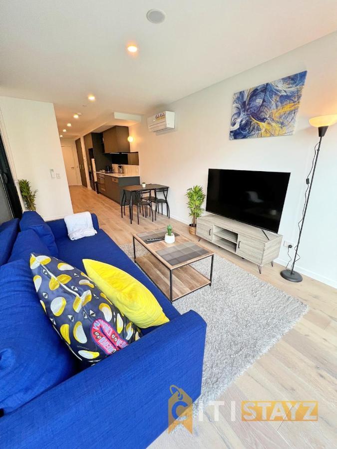Beauty In Blue! 1bd 1bth 1crsp Apt - Great Location! Apartment