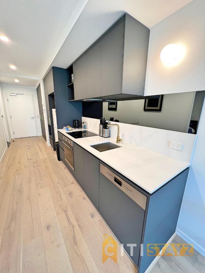 Beauty In Blue! 1bd 1bth 1crsp Apt - Great Location! Apartment *
