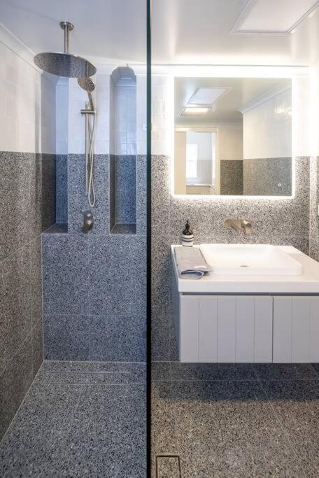 Apartment Luxury Modern Cbd Ground Floor Apartment.