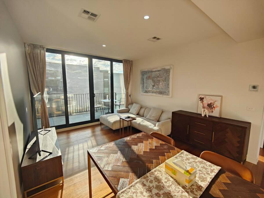 Sunny 2-bedroom @the Heart Of *