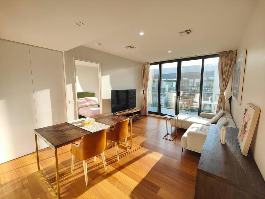 Sunny 2-bedroom @the Heart Of *