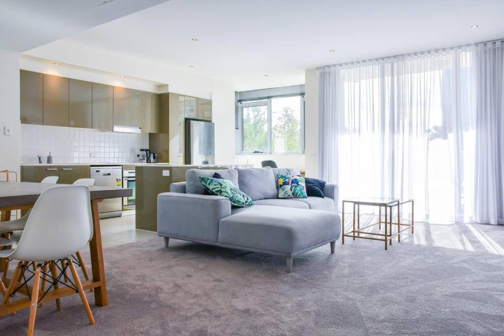 Spacious Sun-drenched Apartment, Centrally Located Apartamento