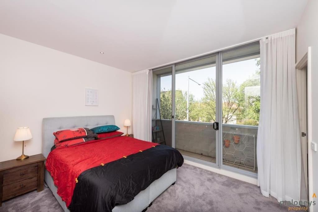 Spacious Sun-drenched Apartment, Centrally Located Camberra