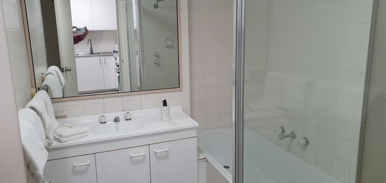 Beautiful, Inner City, Renovated Floor 2-bedroom Apartamento