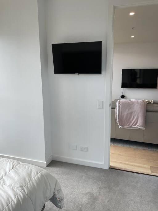 Lovely Cbd Two Bedroom Free Parking Apartment *