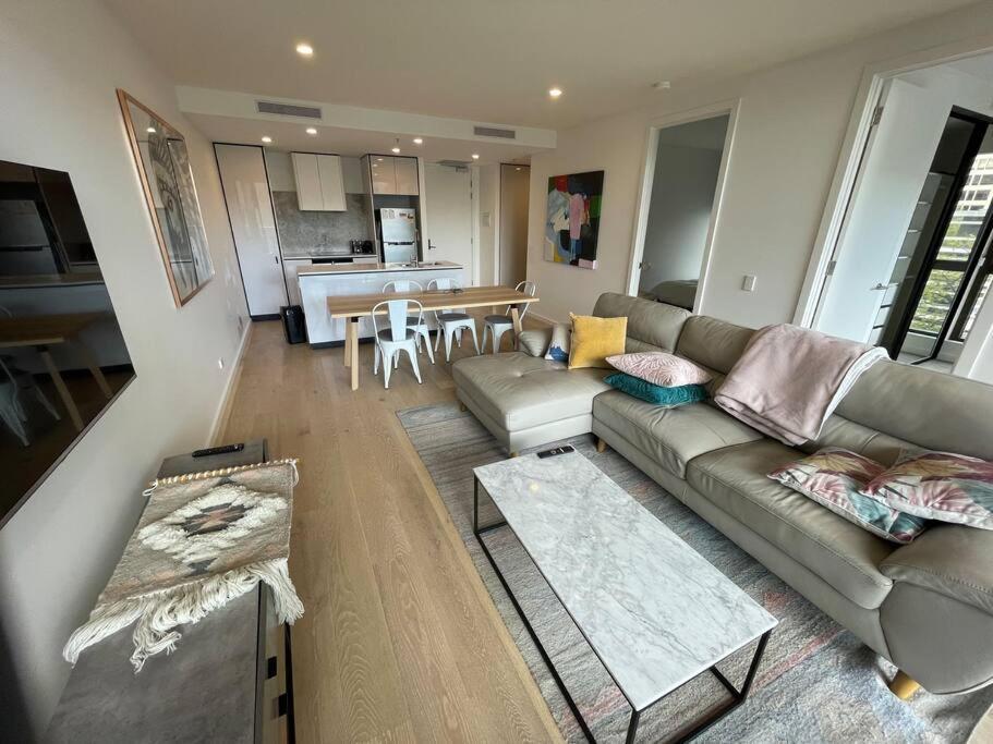 Lovely Cbd Two Bedroom Free Parking Apartment