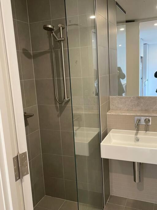 Lovely Cbd Two Bedroom Free Parking Apartment