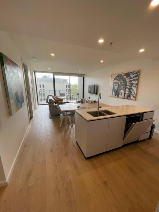 Lovely Cbd Two Bedroom Free Parking Apartment Canberra