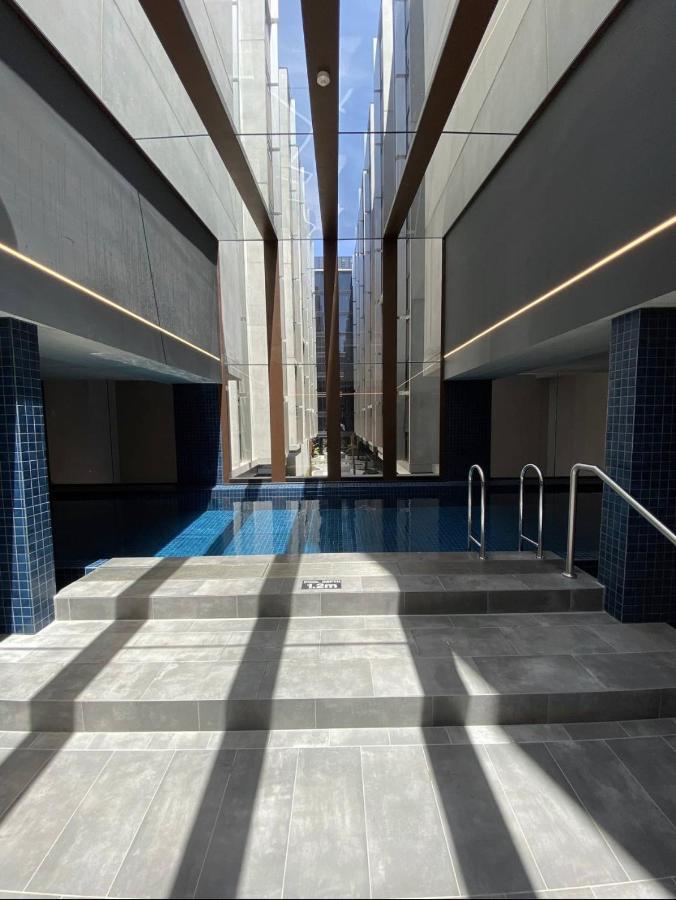 Apartment Midnight Luxe: Chic Braddon With Pool And Sauna