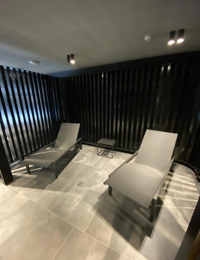 Midnight Luxe: Chic Braddon With Pool And Sauna *