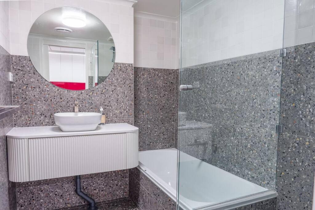 Modern Boutique Cbd 2br 1st Floor Apartment *