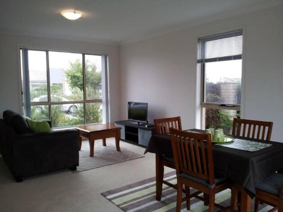 Entire 2br Sunny House @franklin, Holiday home Canberra