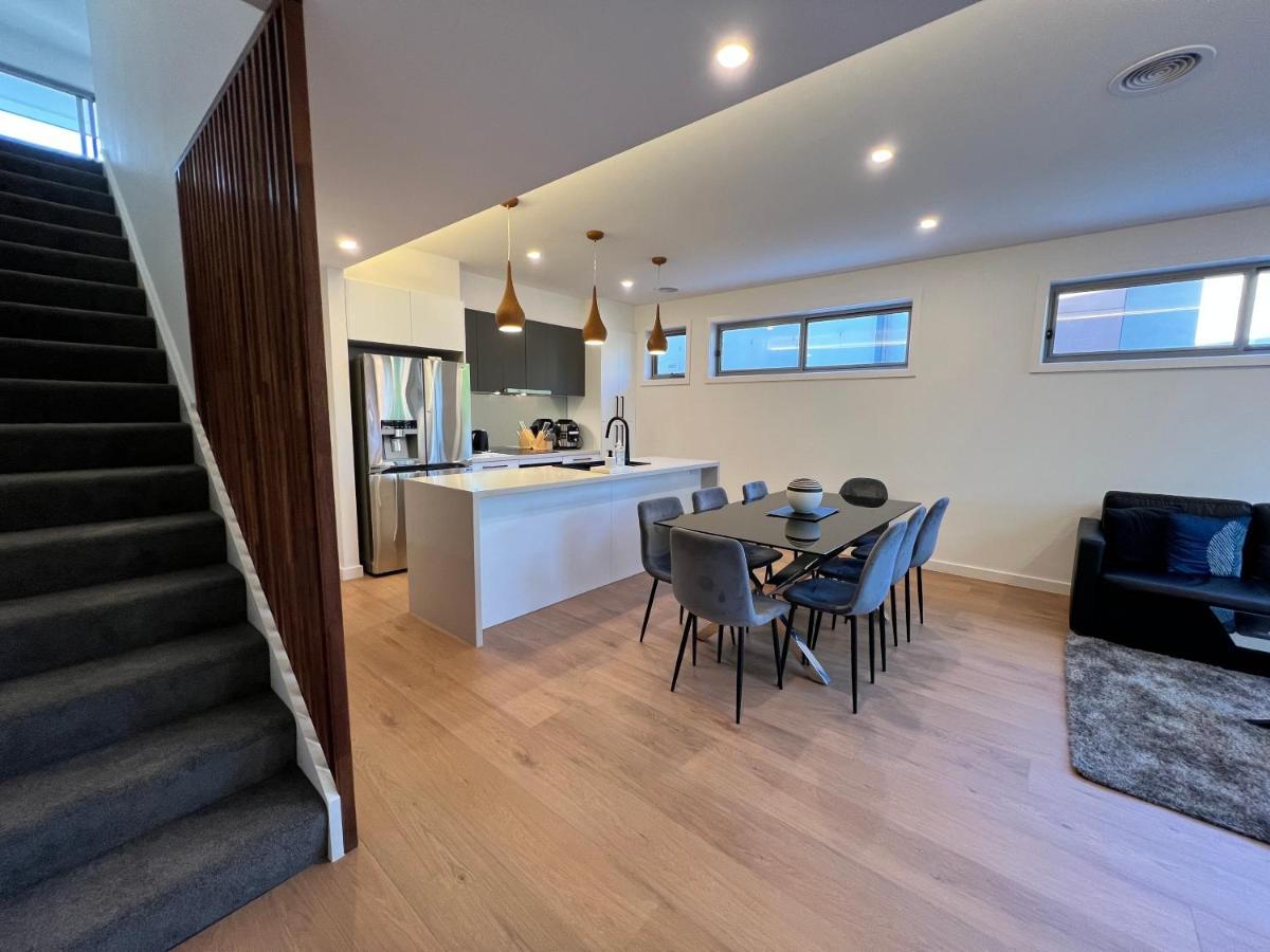 Holiday home Stunning Dickson Luxe 3br 2bath Double Garage Wifi Brand New *