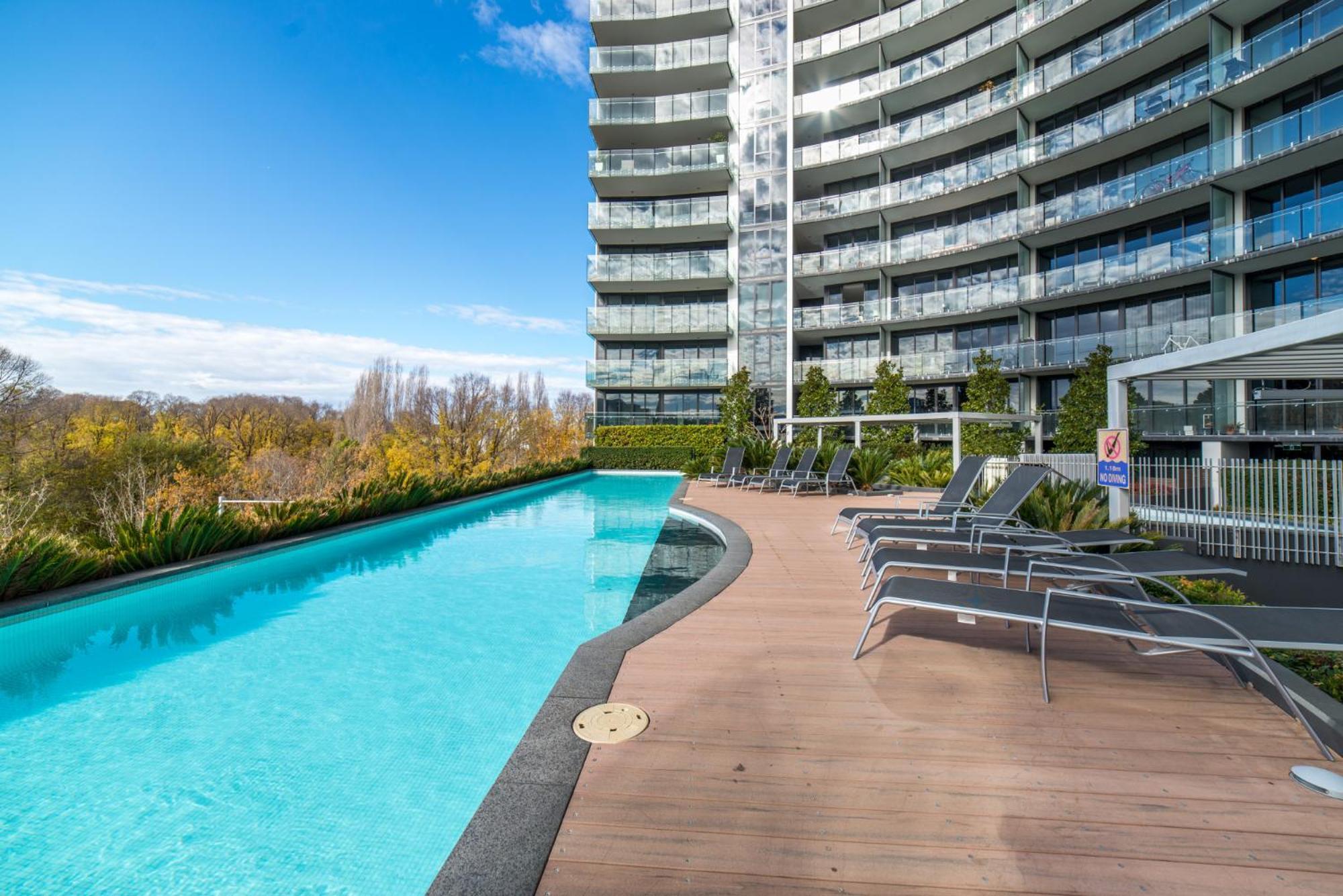 Spacious 1-bed With View In Location Apartamento