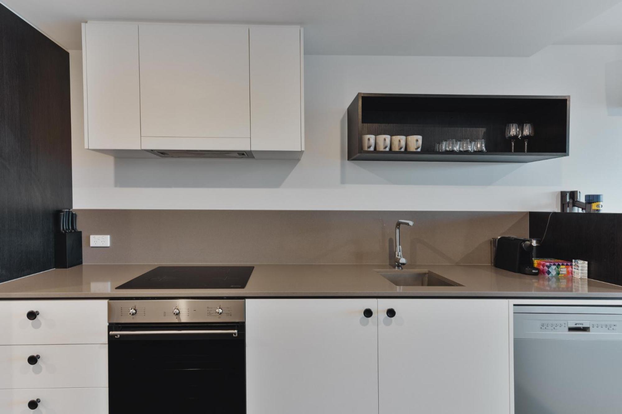 Apartment Center 2-bed With Gym, Sauna, Indoor Pool & Views Canberra