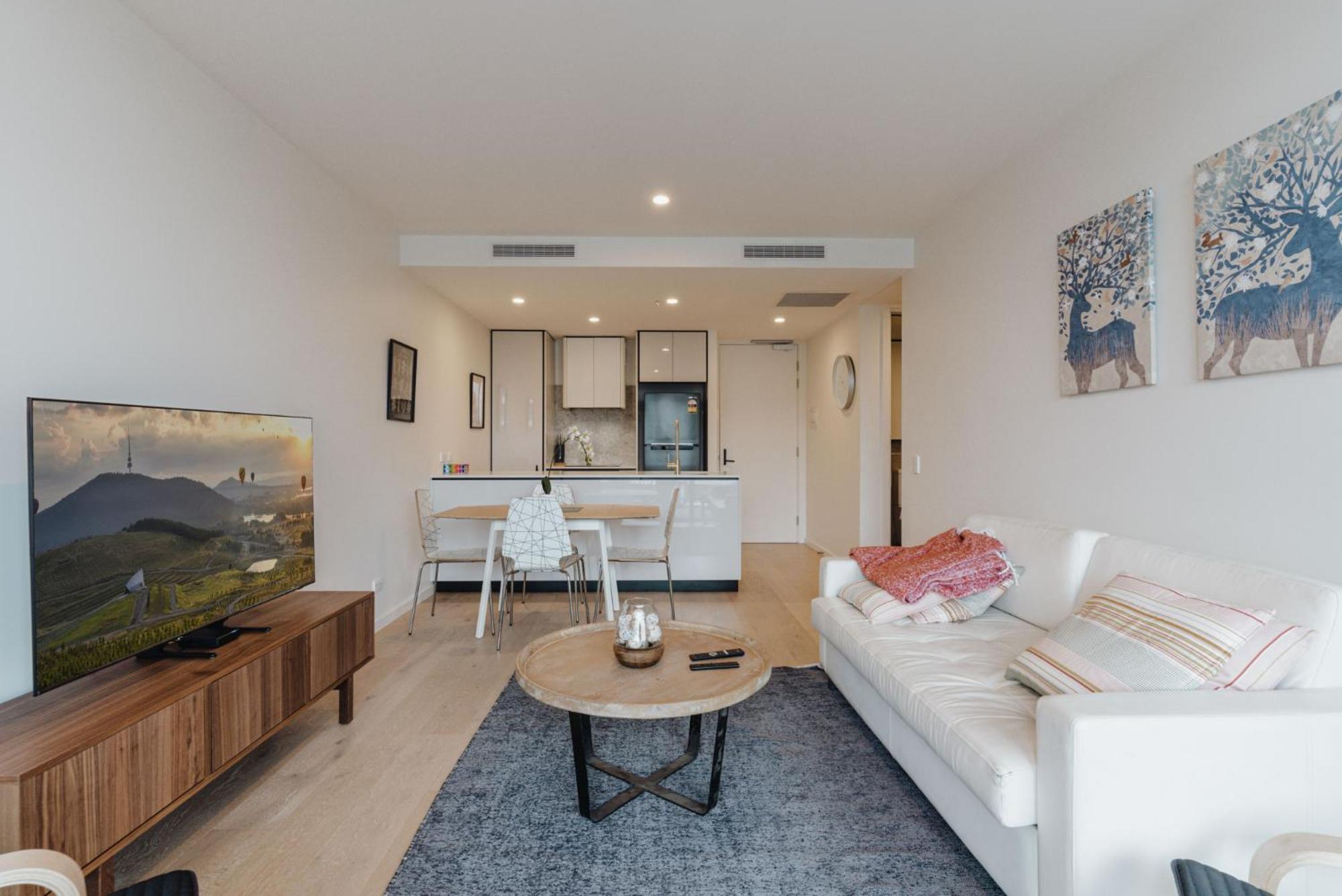 Center High-rise With Parking Apartment Canberra