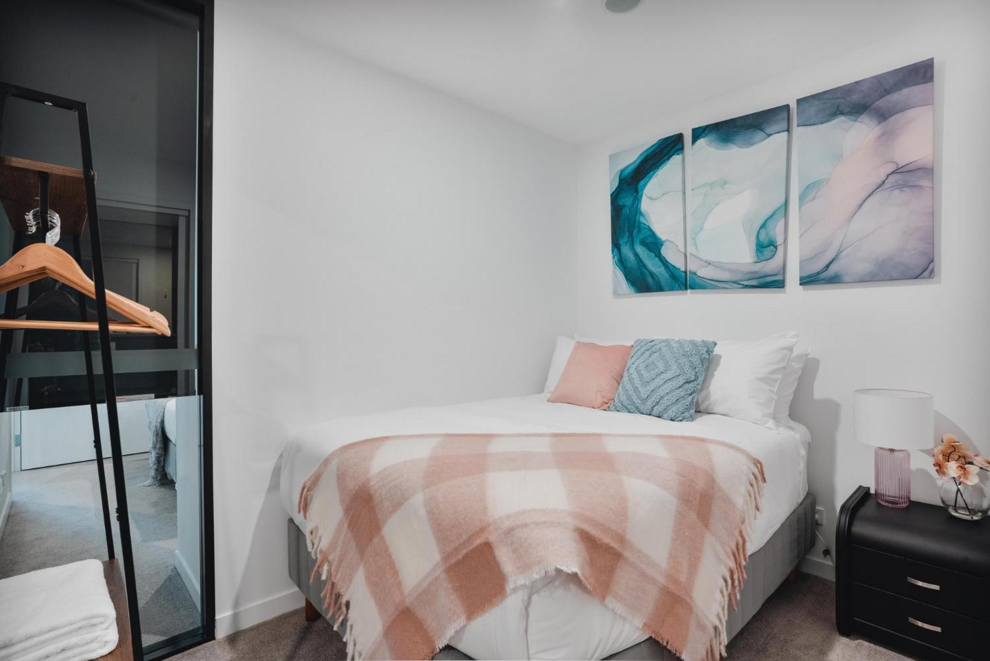 Center 2-bed With Gym, Sauna, Indoor Pool & Views *