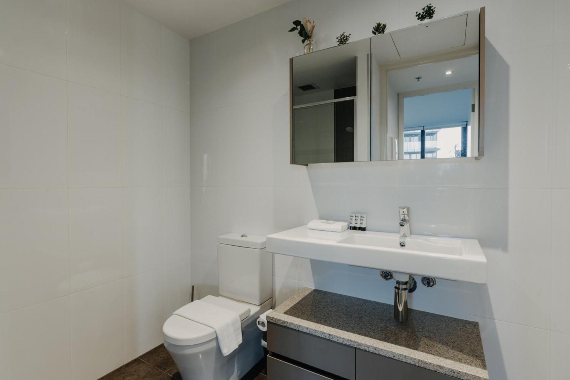 Apartment Located 2-bed With Pool, Gym & Parking