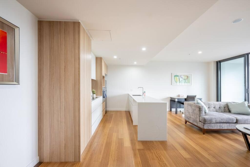 Two Bedroom Next To Centre * Canberra