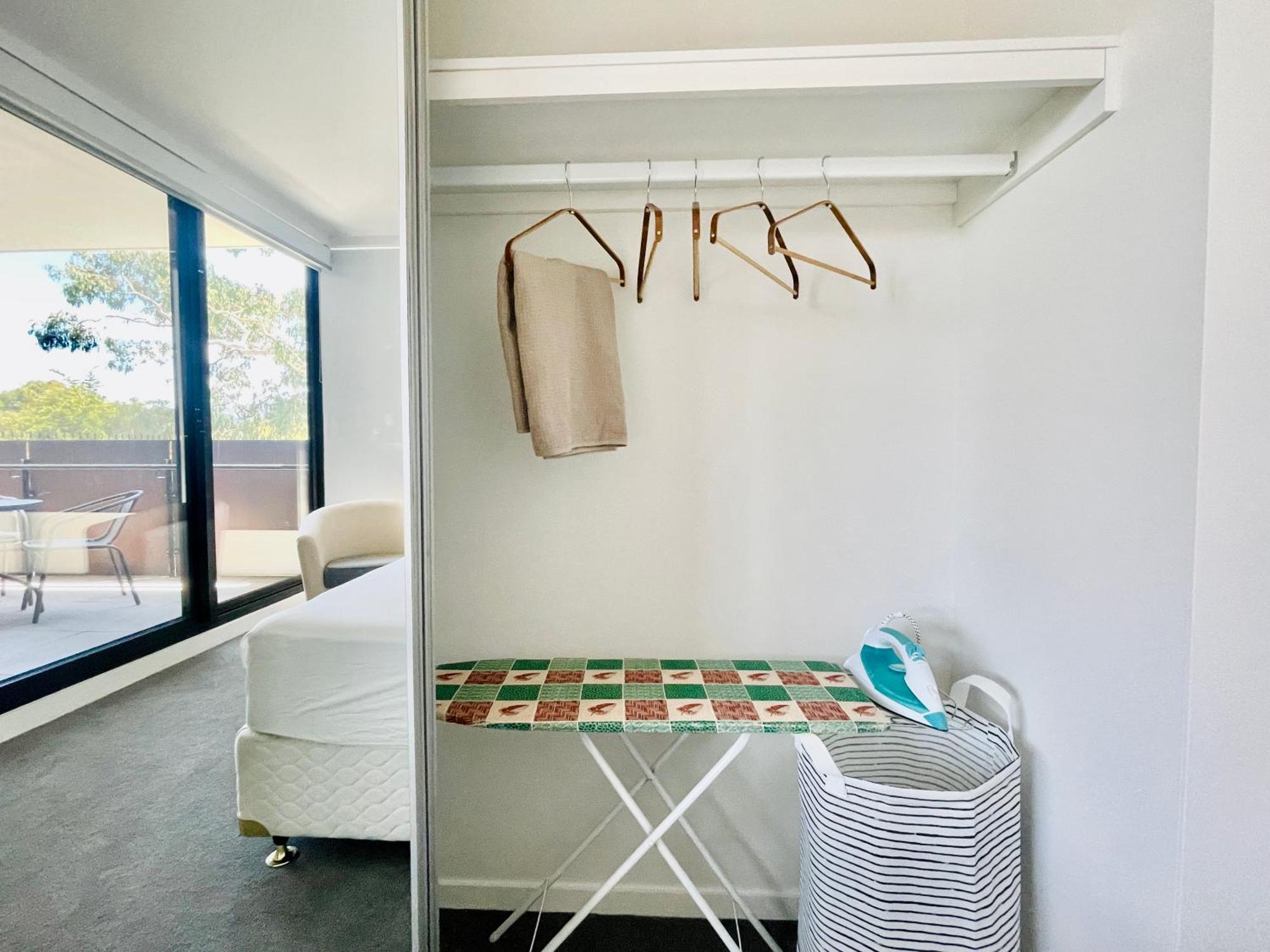 Brand New Stylish 1br Apartment, Specious Space, Free Parking, Self Check-in Canberra