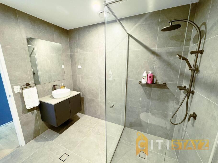 Apartment Lavish In Lyneham - 2bd 1bth