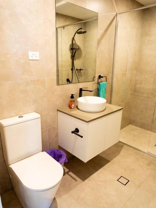 Comfort Two Bedroom In Lyneham Apartment *
