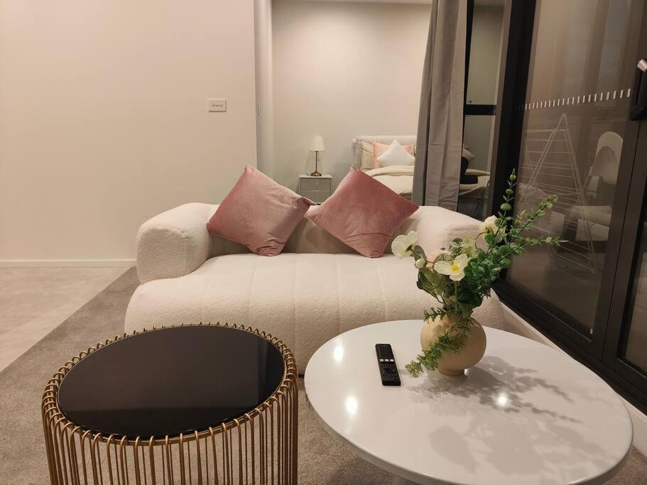 Apartment Brand New 2b1b Apt @ Inner North Of