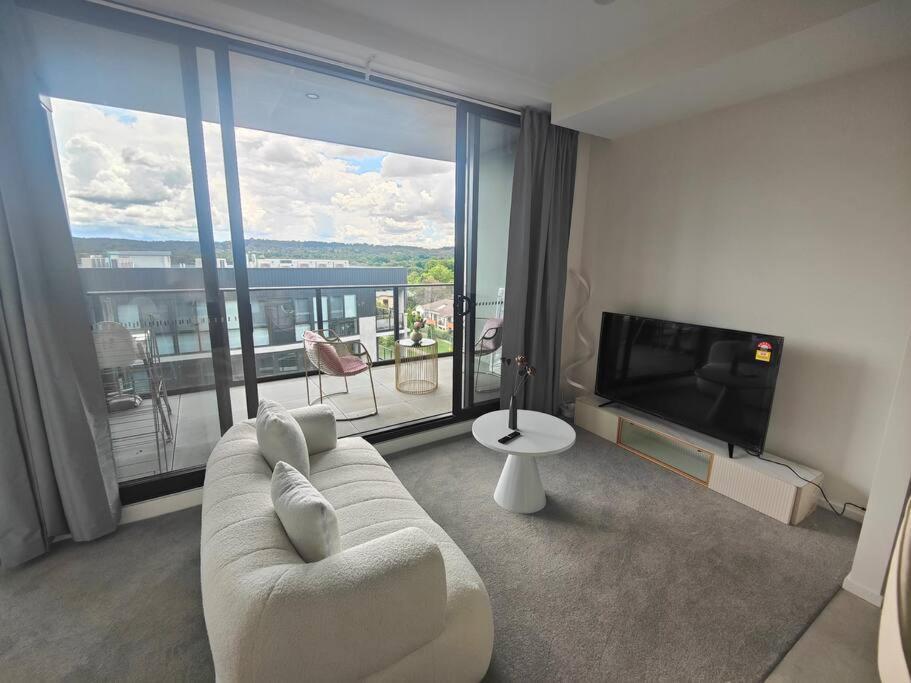 Brand New 2b1b Apt @ Inner North Of Apartment *