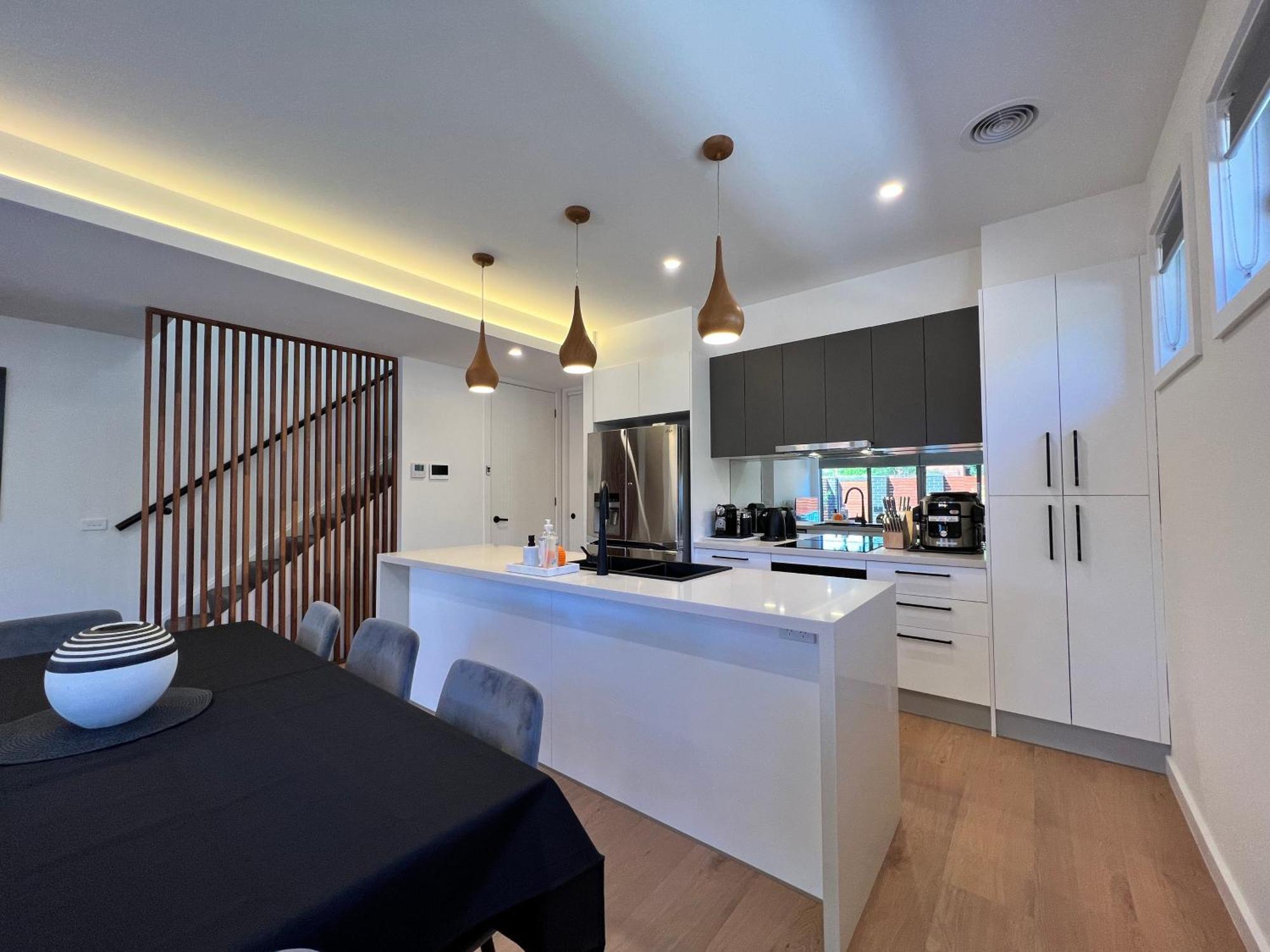 Stunning Dickson Luxe 3br 2bath Double Garage Wifi Brand New Holiday home Canberra