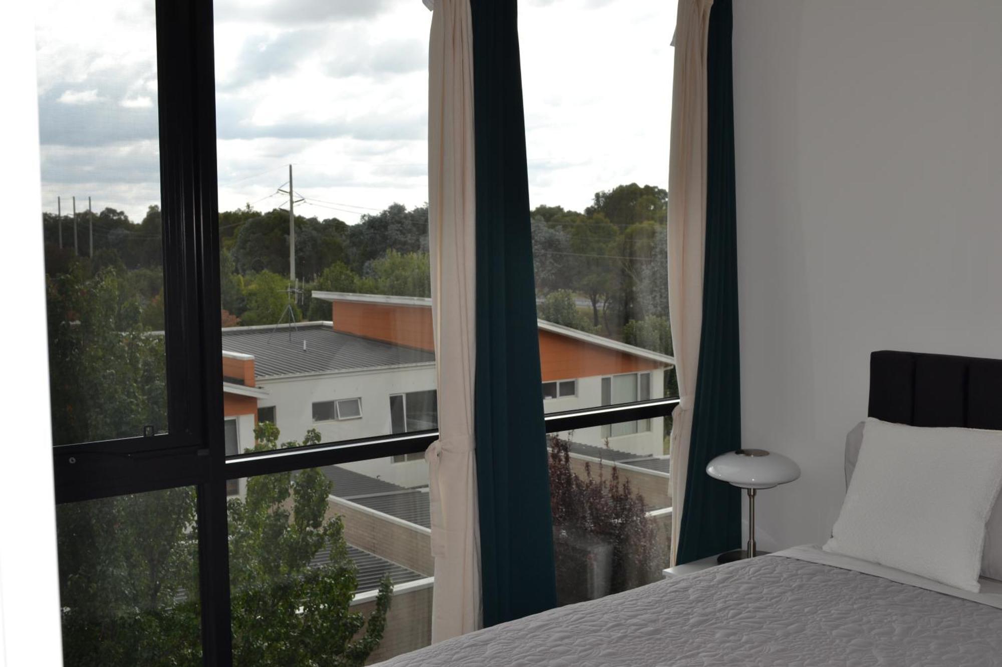 Zmith - Brooke, Near Ais, Gio Stadium, Uc, & Nth - Hospital Apartment