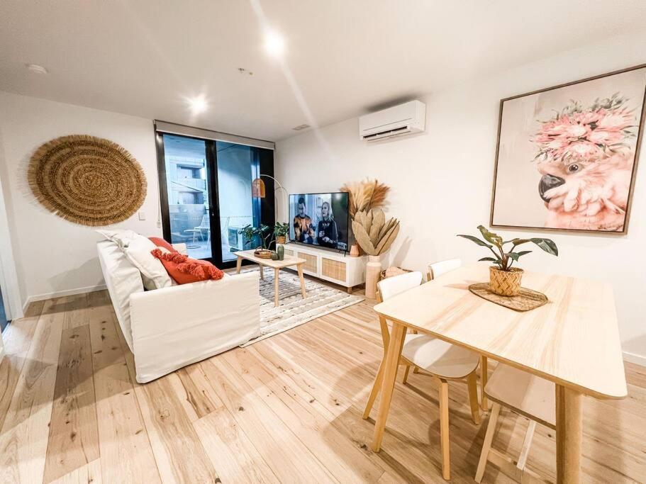 Heart Of - Pool - Parking - Self Check-in Apartment