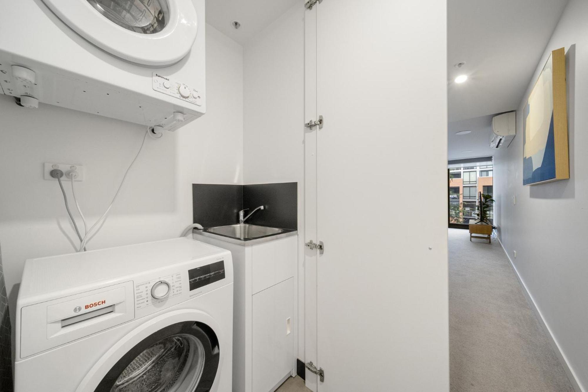 Chic Inner-city 2-bed Abode With Pool Gym & Sauna Apartment Canberra