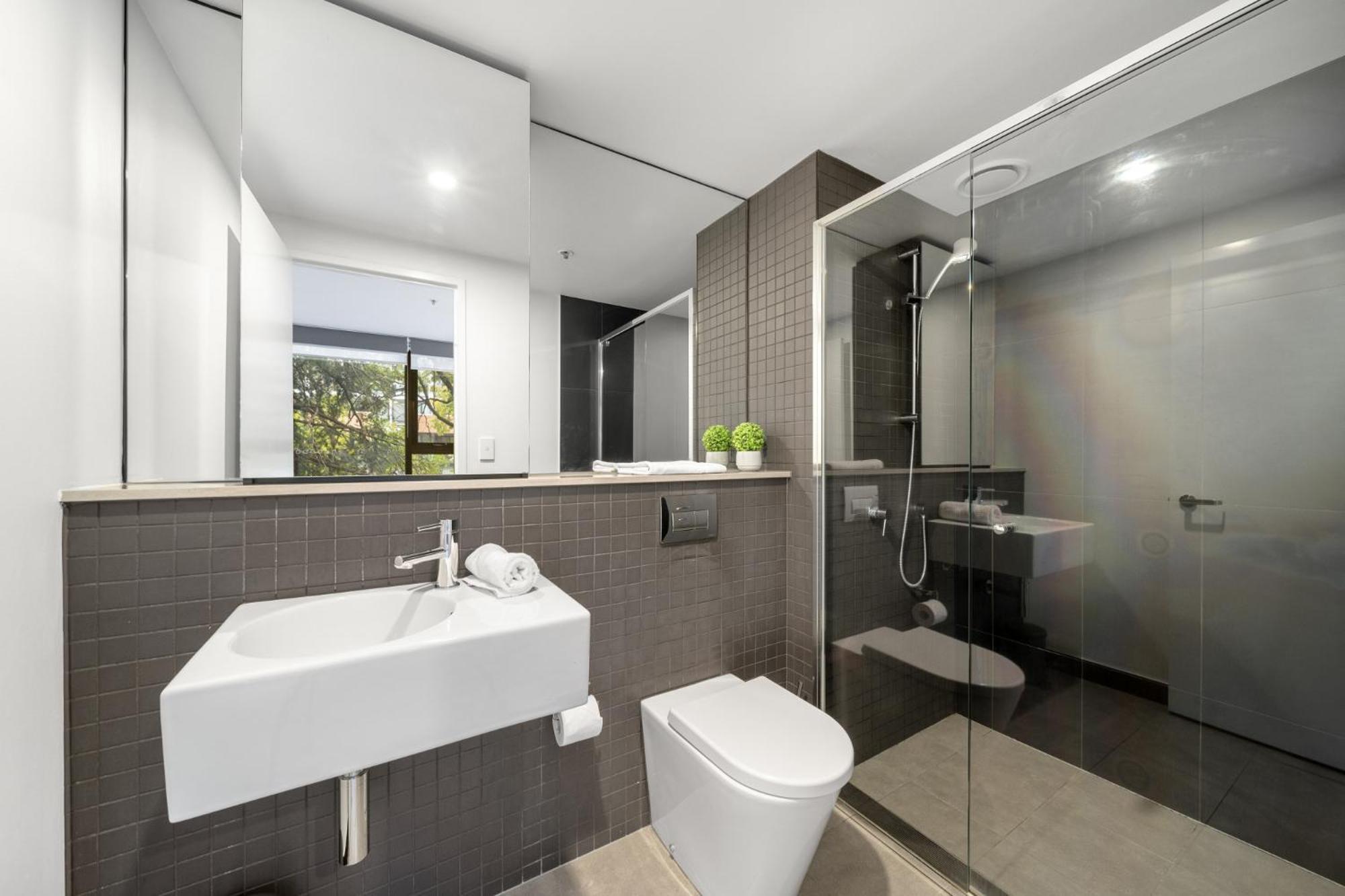 Chic Inner-city 2-bed Abode With Pool Gym & Sauna *