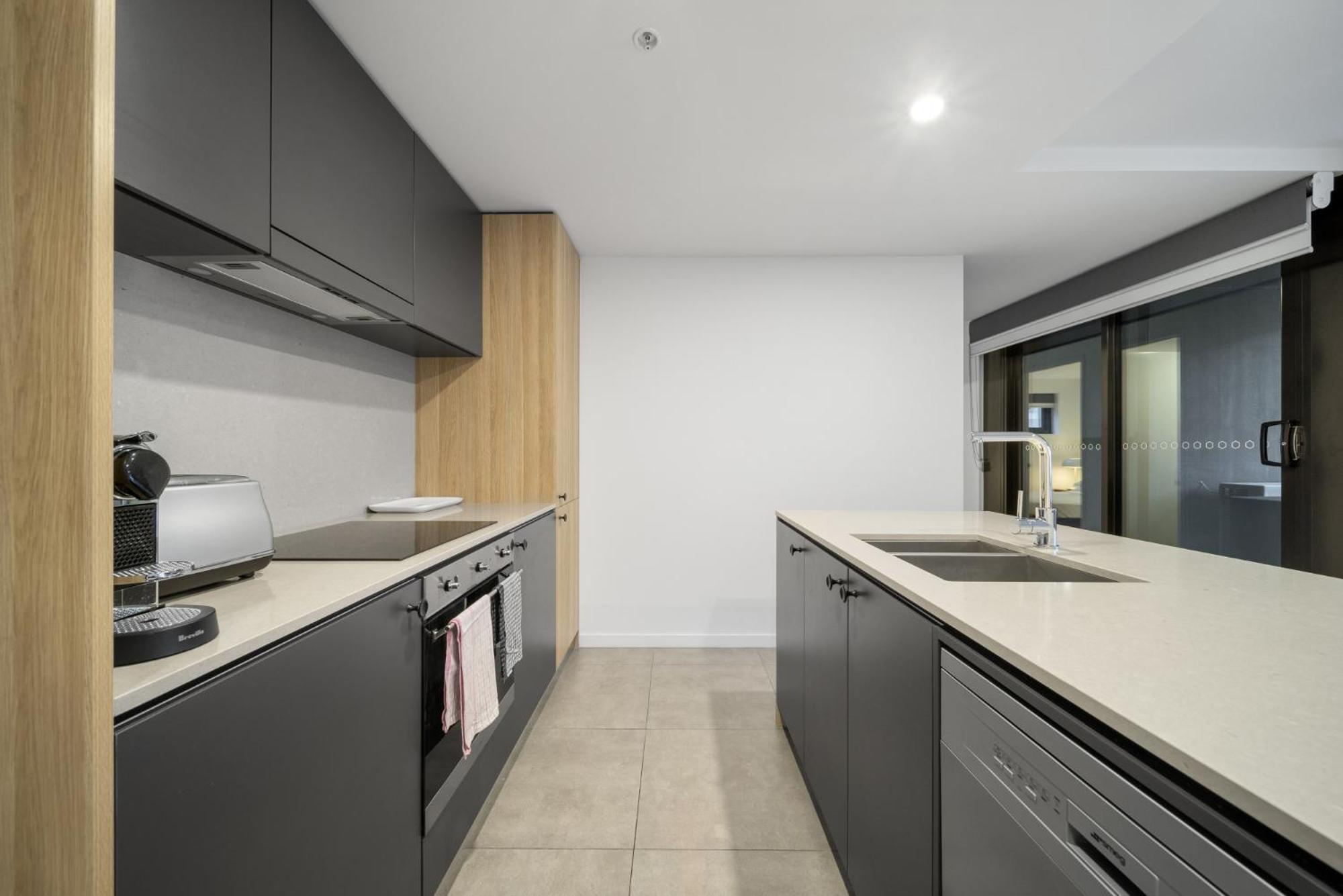 Chic Inner-city 2-bed Abode With Pool Gym & Sauna
