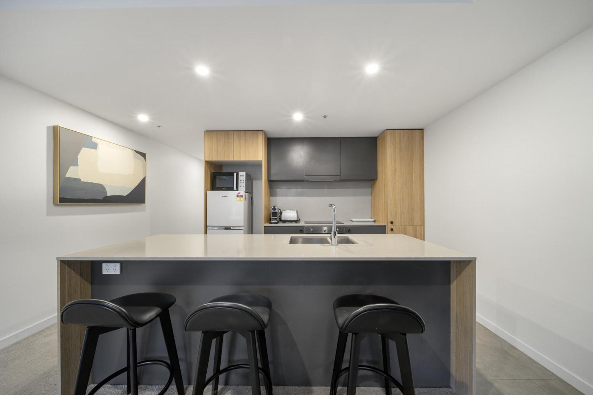 Chic Inner-city 2-bed Abode With Pool Gym & Sauna Apartment *