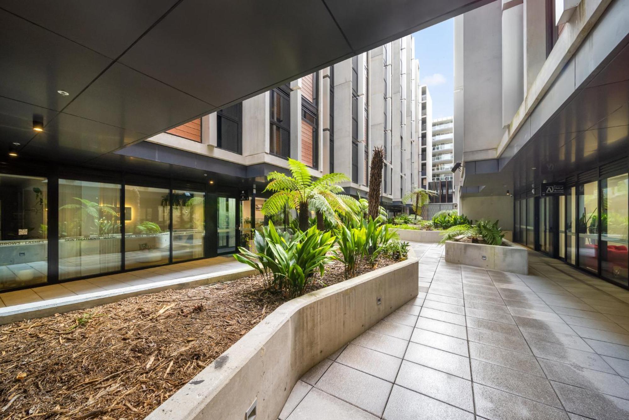 Chic Inner-city 2-bed Abode With Pool Gym & Sauna Apartment *