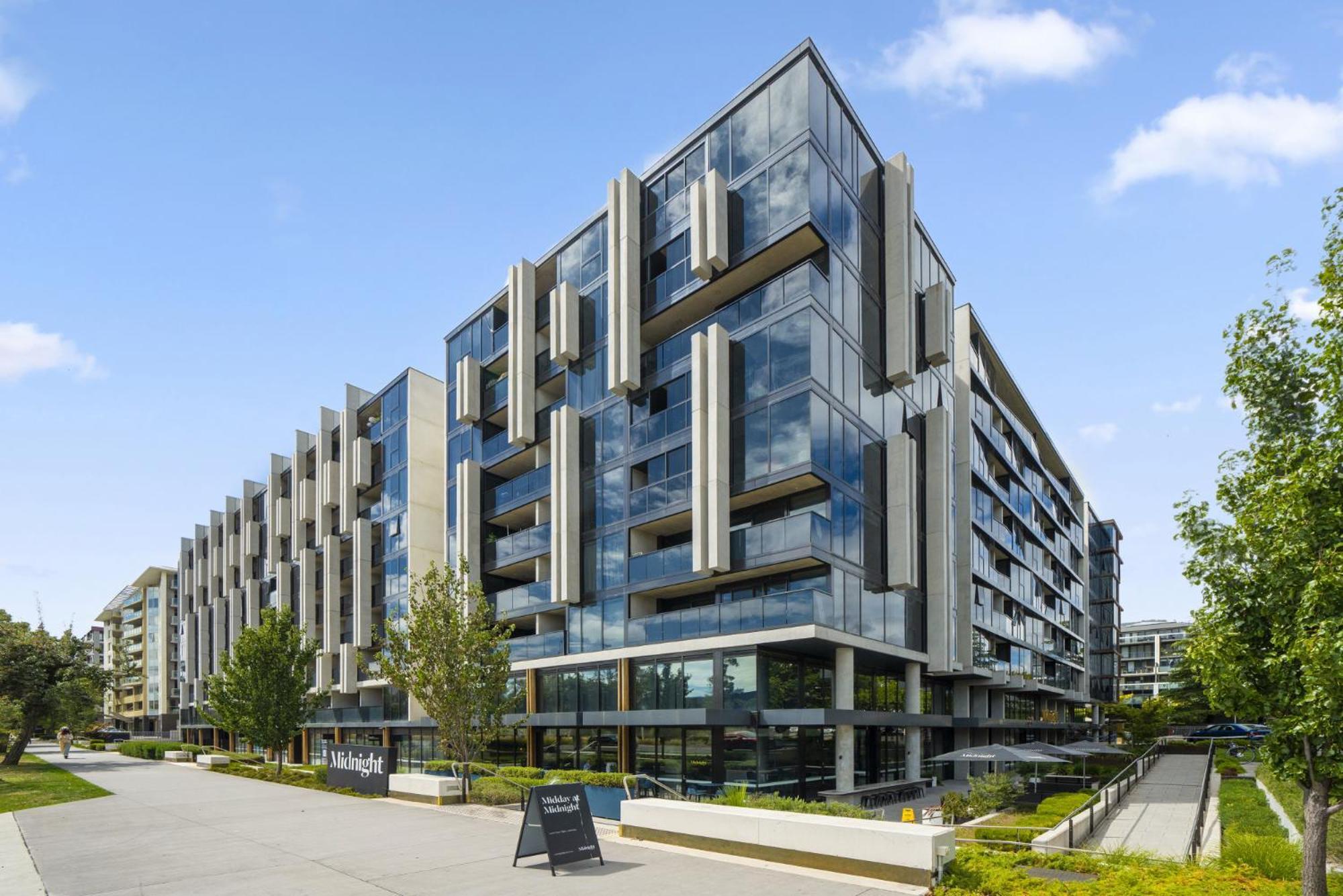 Chic Inner-city 2-bed Abode With Pool Gym & Sauna Apartment Canberra